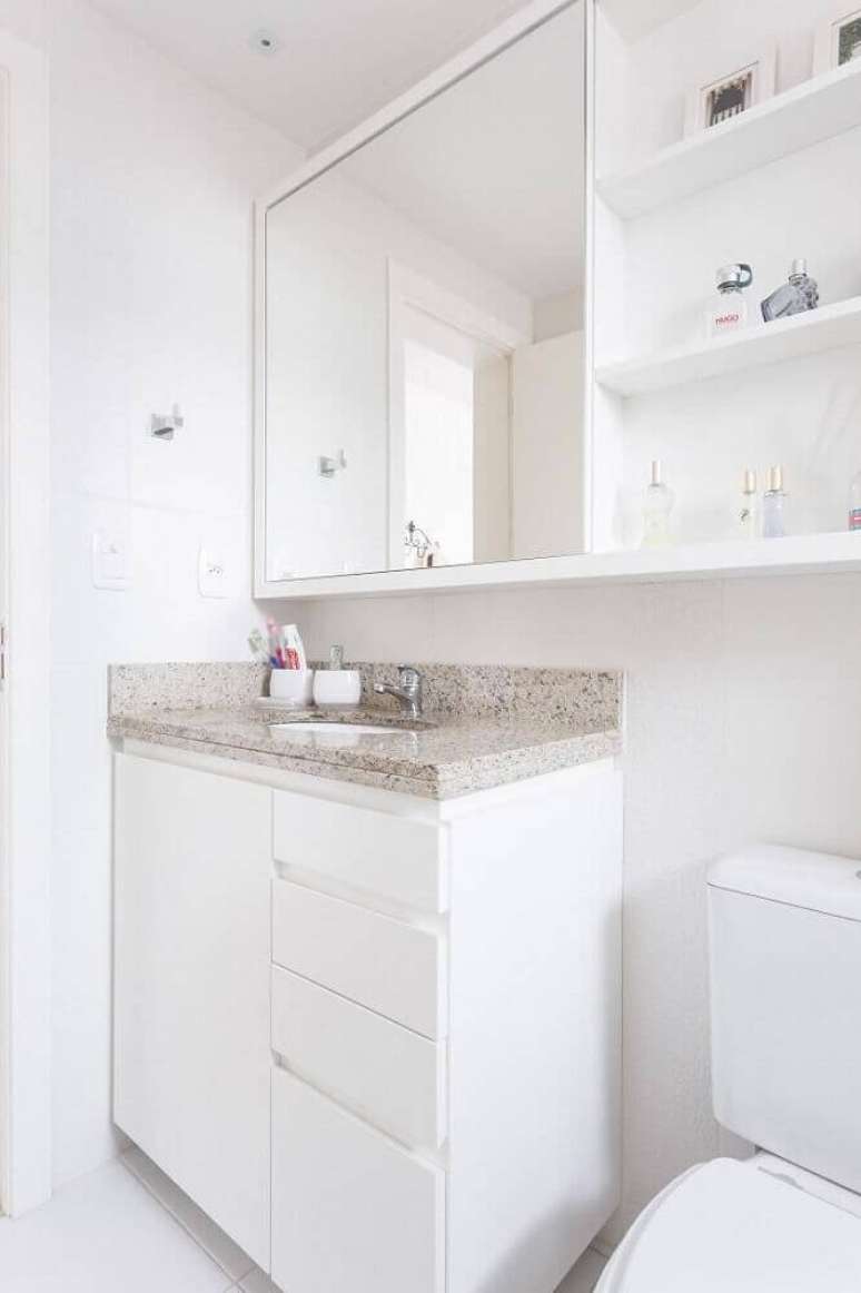 14. Arm&aacute;rio planejado para banheiro todo branco com espelheira &ndash; Foto: Kali Arquitetura