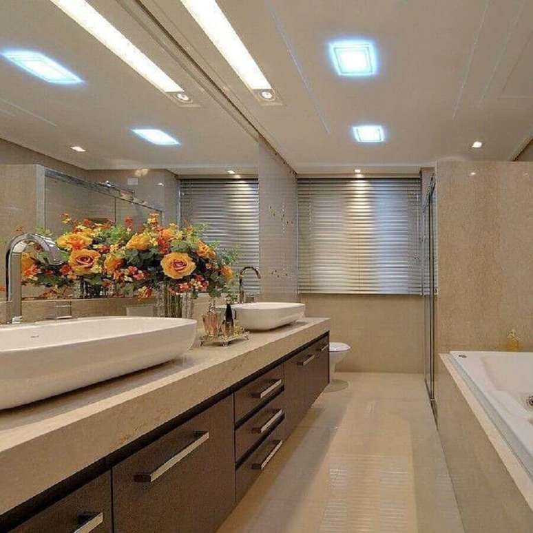 15. Tons neutros e arranjos de flores para decora&ccedil;&atilde;o de banheiro planejado moderno &ndash; Foto: Mariane e Marilda Baptista