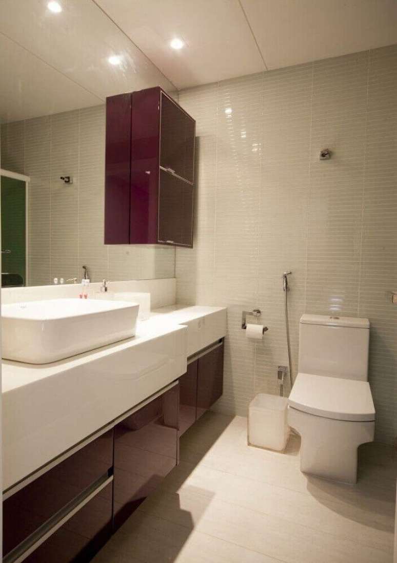 16. Decora&ccedil;&atilde;o para banheiro planejado com grande espelho e arm&aacute;rios na cor marsala &ndash; Foto: PMZ Arquitetura