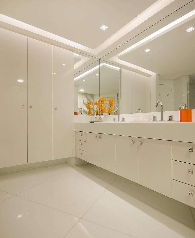 18. Arm&aacute;rio planejado para banheiro todo branco &ndash; Foto: Pinterest