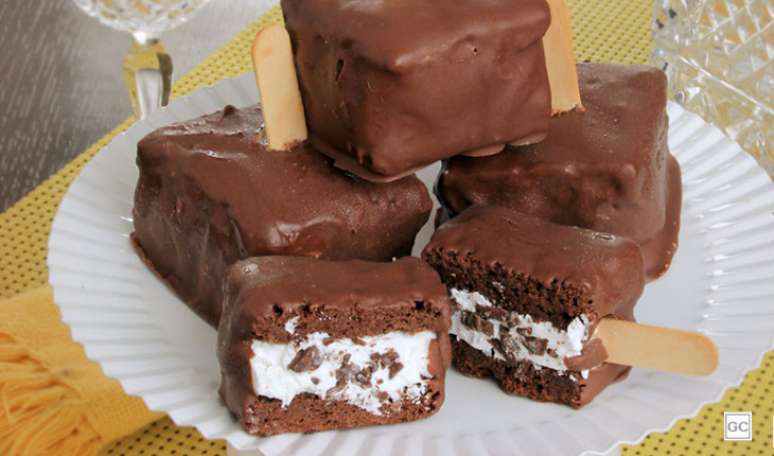 6. Brownie recheado com sorvete: combinação perfeita para o verão 