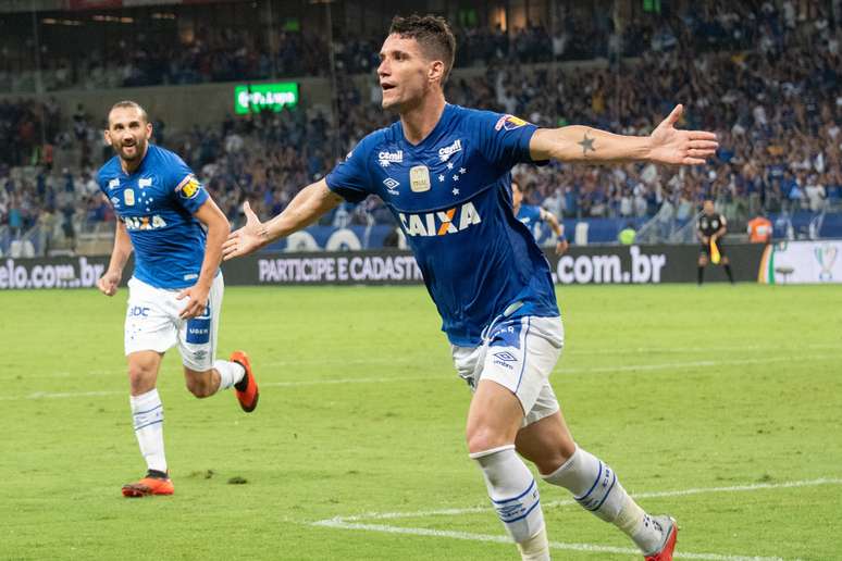 Thiago Neves comemora gol do Cruzeiro