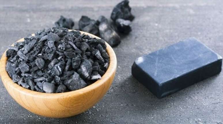 6. O carvão vegetal é uma ótima técnica de como deixar a casa cheirosa. Foto de Lar Natural