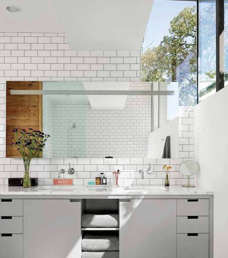 32. O subway tile tamb&eacute;m &eacute; muito utilizado como revestimento em banheiro planejado moderno &ndash; Foto: Aaron Guides