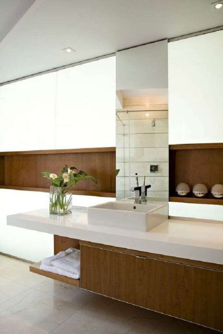 35. Decora&ccedil;&atilde;o com detalhes em madeira para banheiro planejado moderno &ndash; Foto: Archilovers