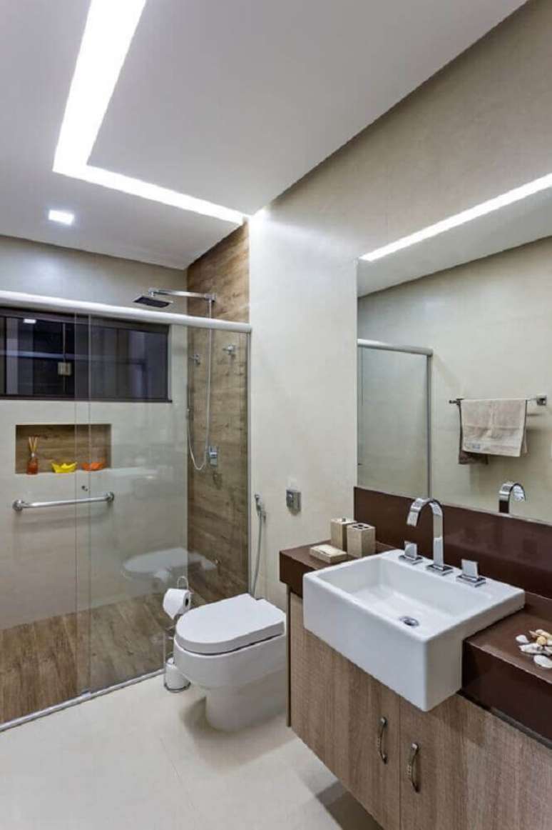 38. Decora&ccedil;&atilde;o com revestimento que imita madeira para banheiro planejado &ndash; Foto: Pinterest