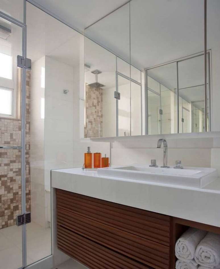 42. Projeto de m&oacute;veis planejados para banheiro &eacute; garantia de otimiza&ccedil;&atilde;o de espa&ccedil;o &ndash; Foto: Pinterest