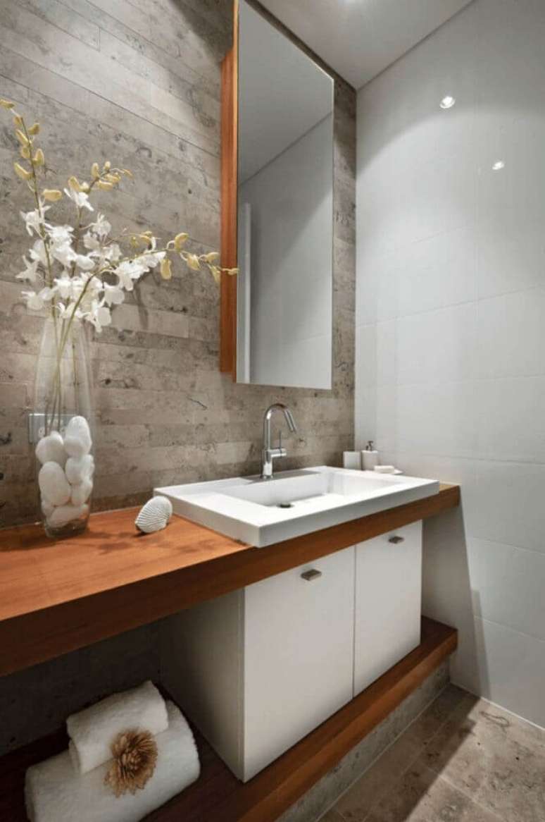 48. Decora&ccedil;&atilde;o para banheiro planejado moderno com m&oacute;veis de madeira &ndash; Foto: Aaron Guides