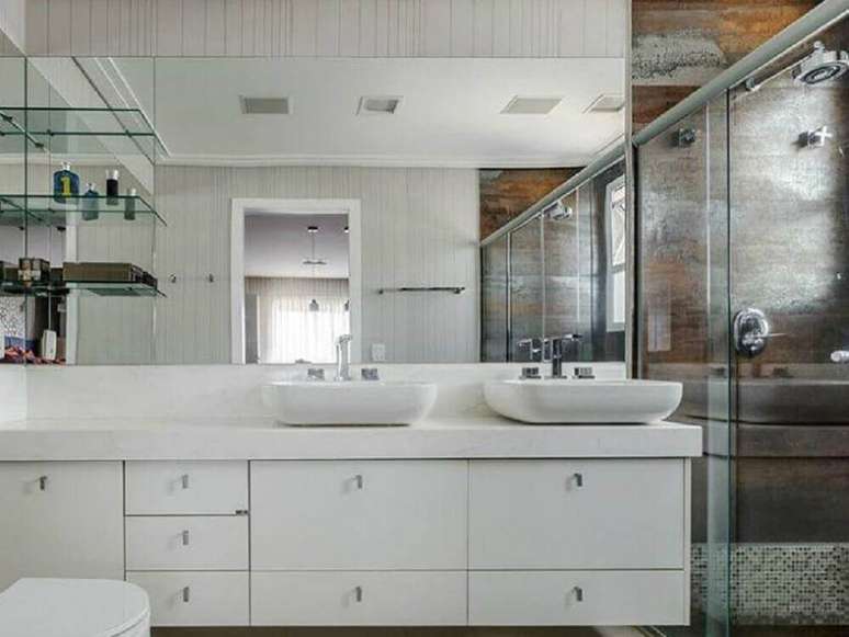 44. Modelo de arm&aacute;rio de banheiro planejado &ndash; Foto: Ronaldo Rizzutti