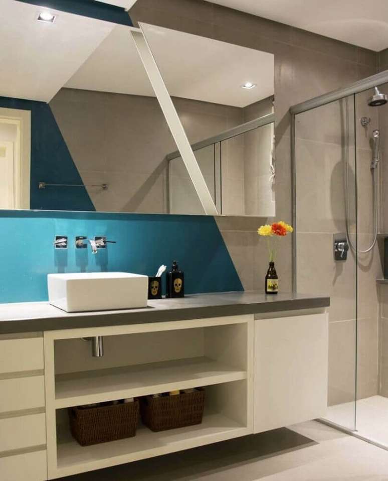 51. Decora&ccedil;&atilde;o para banheiro planejado moderno com parede azul e cinza &ndash; Foto: Pinterest