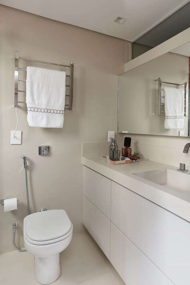 55. Decora&ccedil;&atilde;o simples para banheiro pequeno planejado todo branco &ndash; Foto: Quattrino Arquitetura