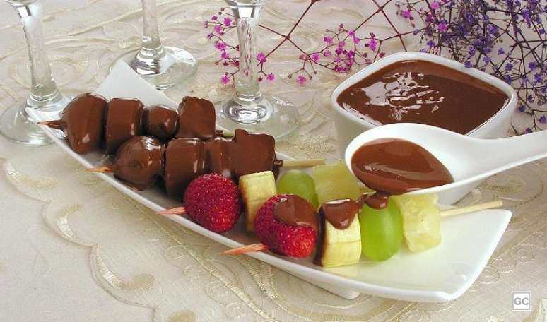 12. Espetinho de frutas com chocolate: a combinação de frutas com chocolate não tem erro e receita mais rápida que isso não existe! Faça sempre! 