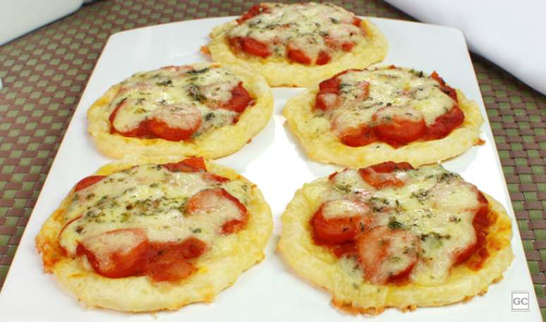 19. Minipizza de pão de queijo: fácil de montar e gostosa de comer! 