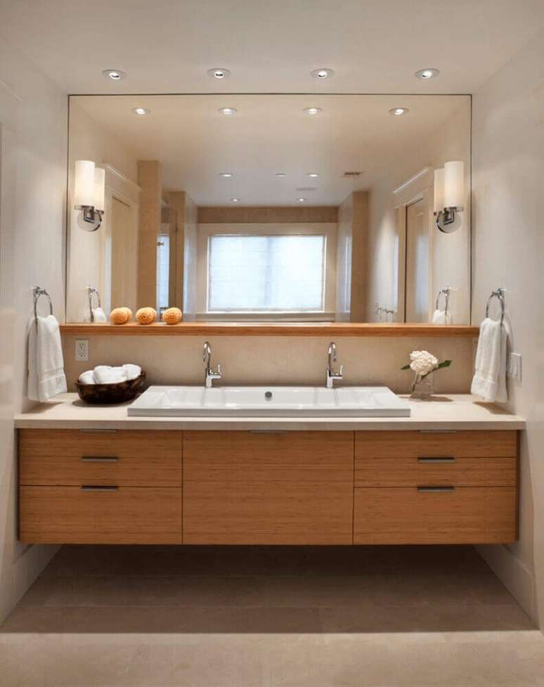 64. Decora&ccedil;&atilde;o com arm&aacute;rio de banheiro planejado com grande espelho e gabinete de madeira &ndash; Foto: Archilovers