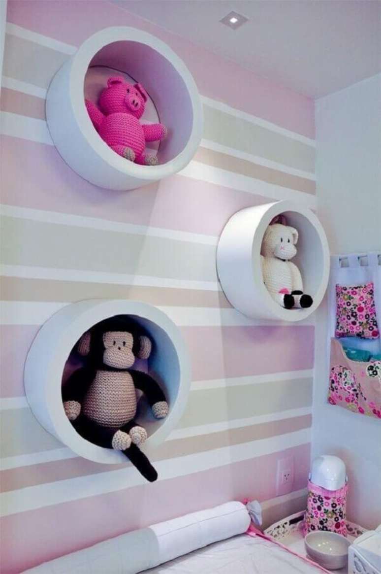 4- Na decoração foi utilizado um nicho redondo para quarto de bebê com bichinhos de pelúcia. Fonte: Melissa Domezi
