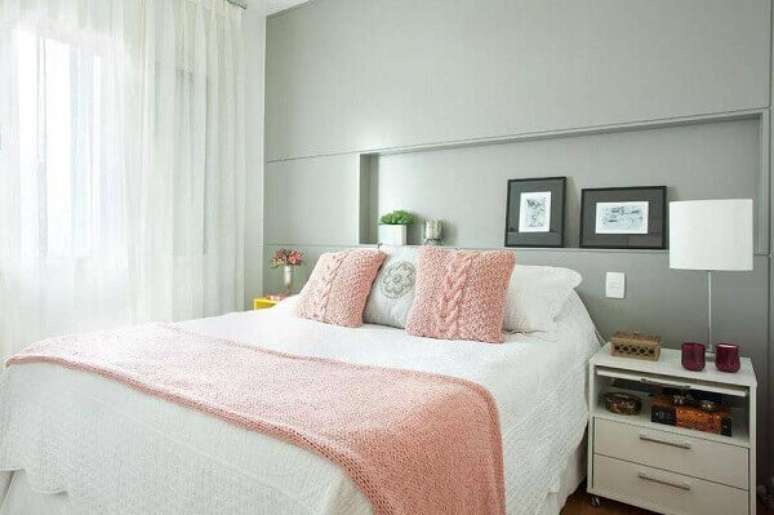 31- O nicho atrás da cabeceira da cama é utilizado para colocar quadros e objetos decorativos. Fonte: Pinterest