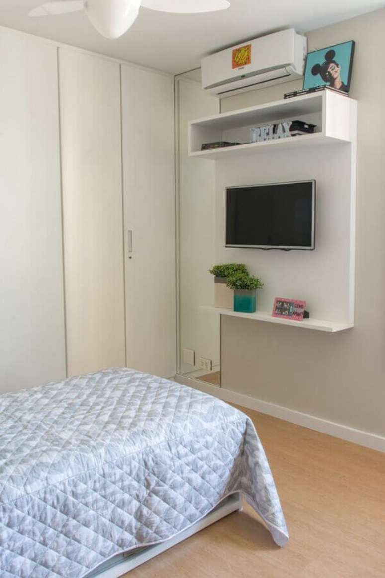 42- Os nichos para quarto de menino são utilizados como suporte para tv. Fonte: Danyela Corrêa