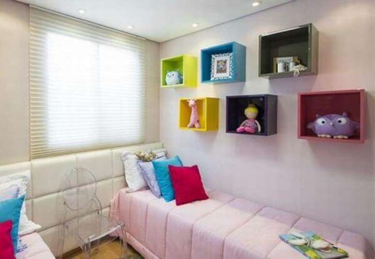 58- Os nichos quadrados e coloridos completam a decoração do dormitório do quarto de menina. Fonte: Tudo Construção
