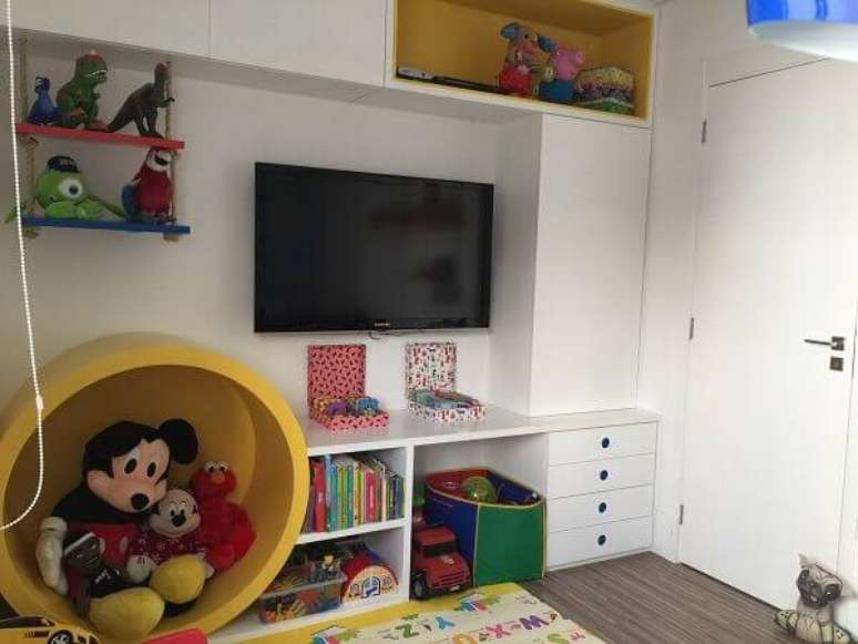 59- Os v&aacute;rios nichos da parede organizam brinquedos livros e outros objetos. Fonte: M&atilde;e Tipo Eu