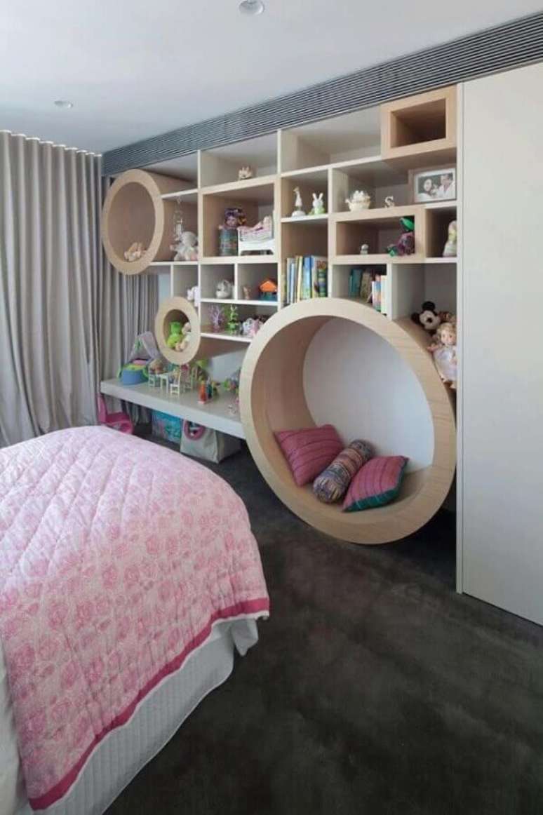 67- Na decoração do quarto de solteiro, um dos nichos se transforma em poltrona. Fonte: Pinterest