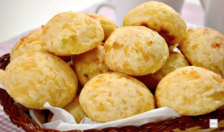 20. Pão de queijo simples: se bateu aquela fome no meio do dia, esse pão de queijo é opção simples e fácil de fazer! 