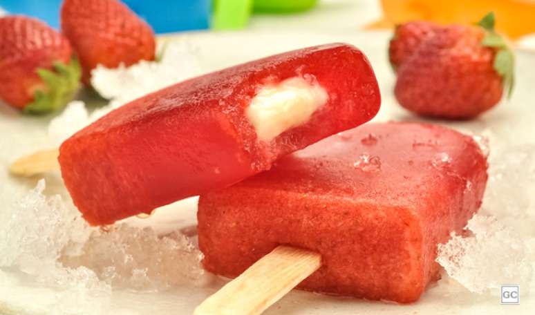 16. Picolé recheado com leite condensado: o sabor da fruta com um recheio tão saboroso vai conquistar as crianças e ainda refrescar muito a tarde de brincadeira 