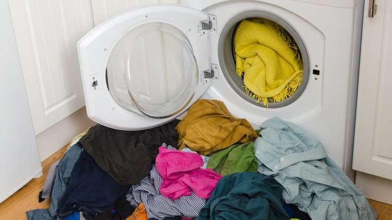 Lavar uma quantidade maior de roupa ajuda a liberar menos fibras, porque o atrito tende a ser menor