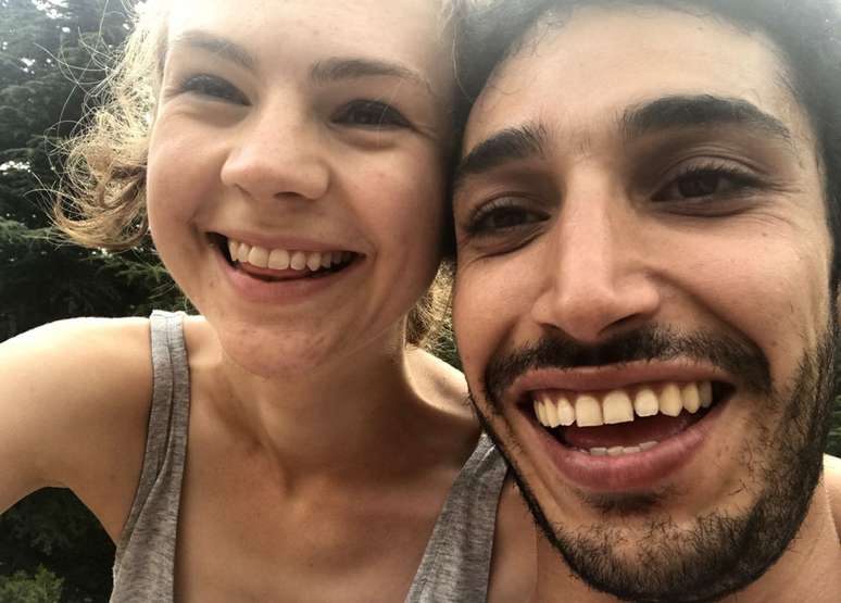 Lizzie Porter com um amigo - seus dentes podem parecer saudáveis, mas exigiram um tratamento caro