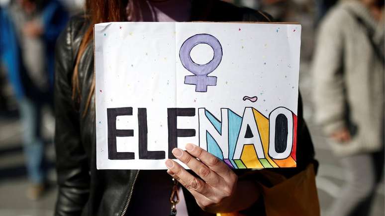 Mulheres dizem estar sendo agredidas por ostentar adesivos da campanha "Ele Não"