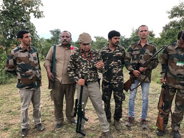 Opera&ccedil;&atilde;o em busca a animal na &Iacute;ndia mobiliza dezenas de pessoas