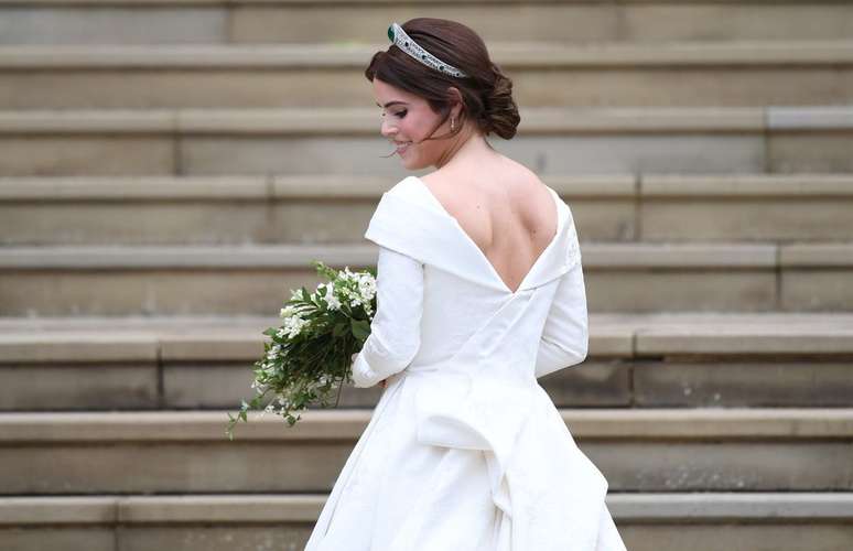 Princesa Eugenie de York chega para a cerimônia de casamento, no Castelo de Windsor, com as costas à mostra