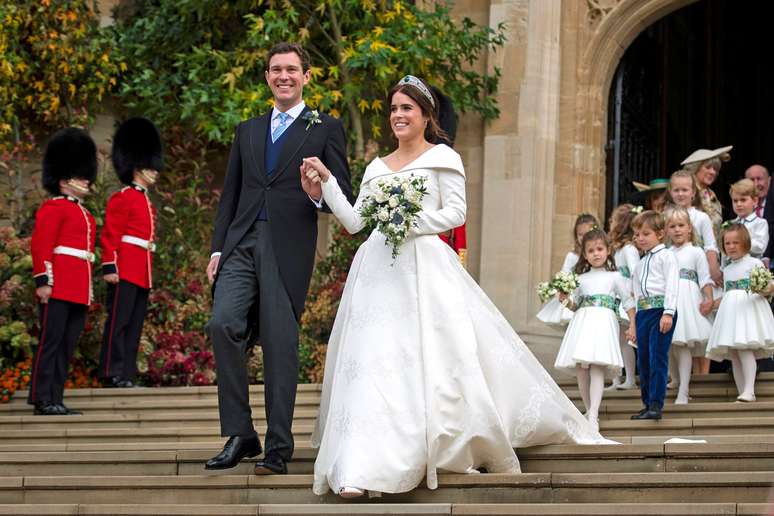 Princesa Eugenie e seu marido Jack Brooksbank do lado de fora da capela  de São Jorge, no Castelo de Windsor, após a cerimônia, Reino Unido, 12/10/2018 Victoria Jones/Pool via REUTERS