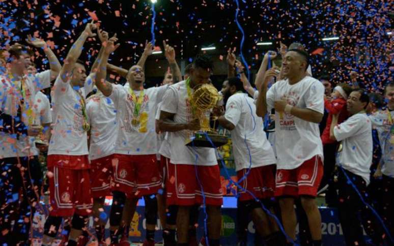 Paulistano celebrou o título inédito do NBB na temporada 2017/2018 (Foto: Caio Rocha/Fotoarena/Lancepress!)