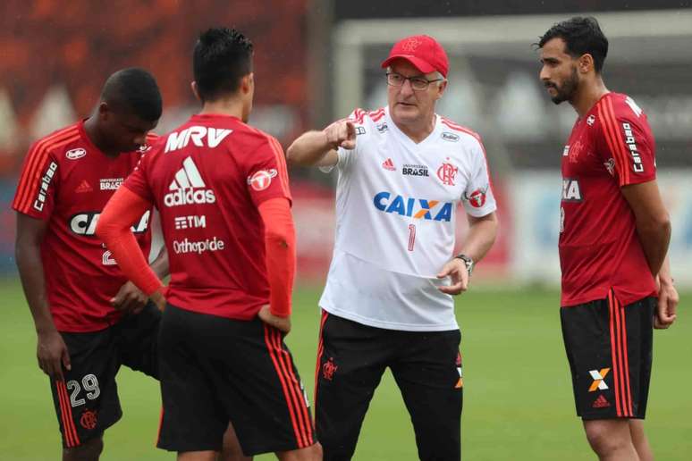 Dorival Júnior em conversa com os atacantes Uribe, Henrique Dourado, eLincoln (Foto: Gilvan de Souza/Flamengo)