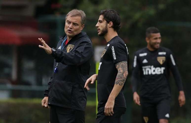 Aguirre orienta o capitão Hudson durante treino na Barra Funda - FOTO: Rubens Chiri/saopaulofc.net