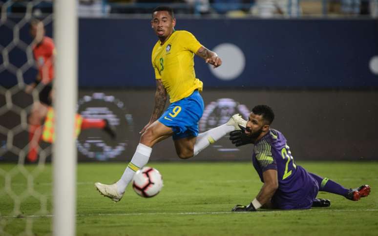 Gabriel Jesus toca na saída de Al-Owais (Pedro Martins / MoWA Press)