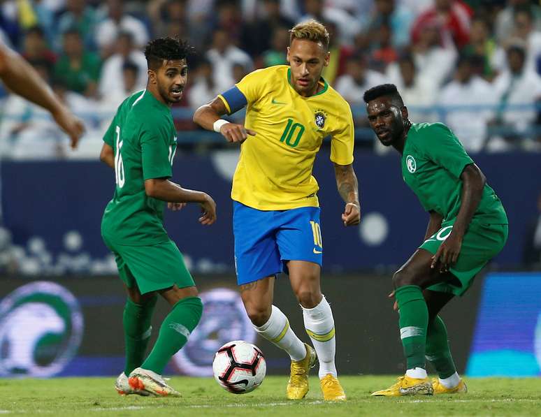 Neymar é marcado por jogadores da Arábia Saudita