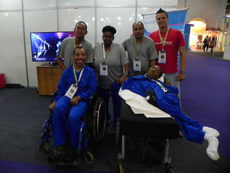 Bruno (de vermelho à dir.) e os pacientes da Casa de David, ONG que trata pessoas com deficiência intelectual, ou com deficiência física por meio da gameterapia