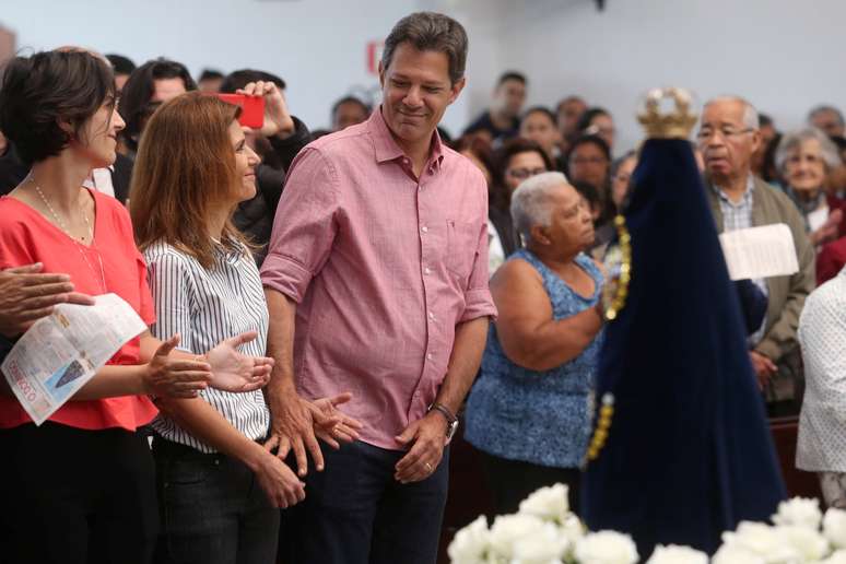 Haddad, acompanhado da mulher, Ana Estela, e da candidata a vice Manuela D&#039;Ávila