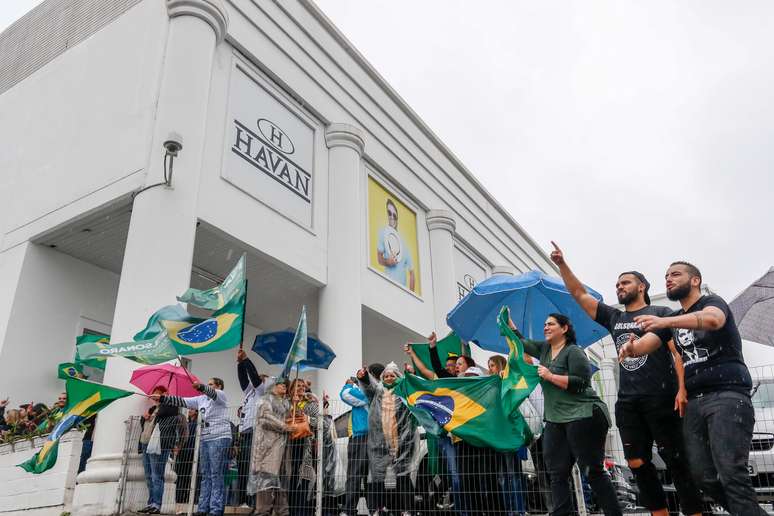 Um dos casos envolveu o empresário Luciano Hang, dono da rede de lojas Havan, que foi processado pelo MPT por coagir funcionários a votar em Bolsonaro