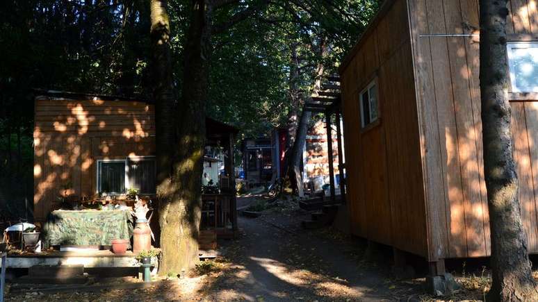 Hazelnut Grove, um acampamento para pessoas sem teto nos EUA oferece abrigo em pequenas estruturas de madeira
