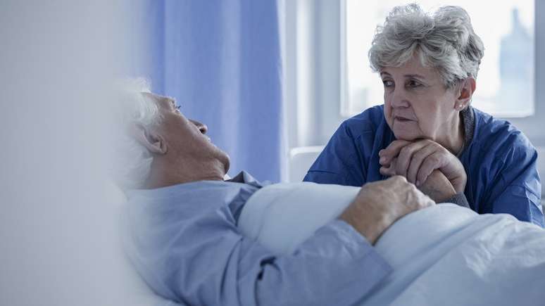A fun&ccedil;&atilde;o da doula aqui &eacute; ajudar e ouvir pacientes em seus &uacute;ltimos momentos de vida