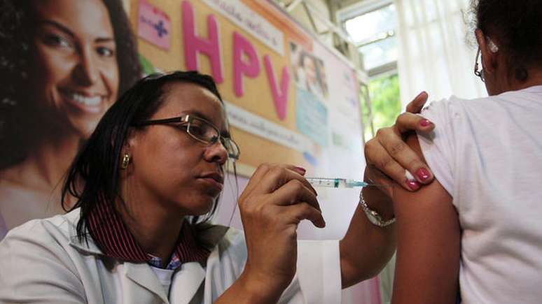 No Brasil, o SUS oferece gratuitamente a vacina contra o HPV para meninas de 9 a 14 anos e meninos de 11 a 14 anos, por exemplo