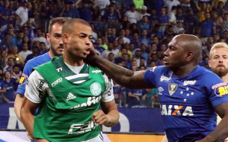 Sassá pegou seis jogos de suspensão por agredir Mayke, na semifinal contra o Palmeiras- Fernando Calzzani / Photopress