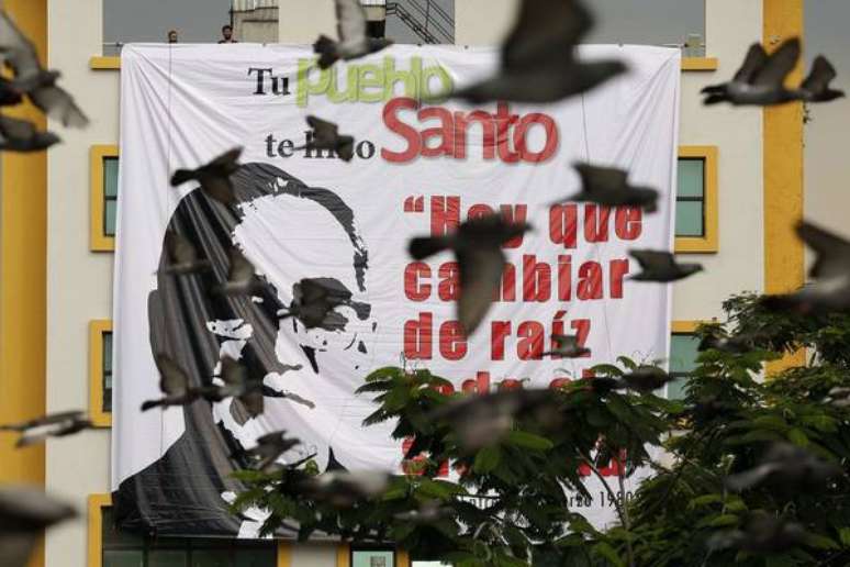 Pôster em El Salvador presta homenagem a Óscar Romero, que se tornará santo neste domingo (14)