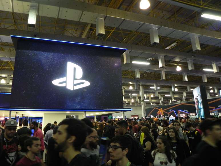 No estande da Playstation, ou você agendava um horário para testar os jogos, ou esperava na fila 