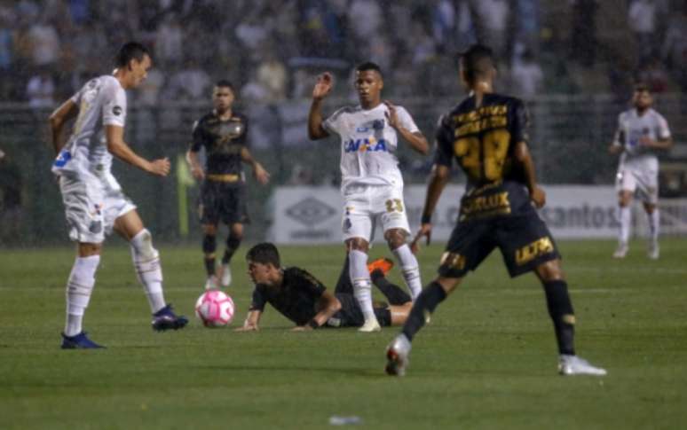 Arthur Gomes foi um dos destaques do Santos no clássico contra o Corinthians (Foto: Anderson Gores/Agencia F8)