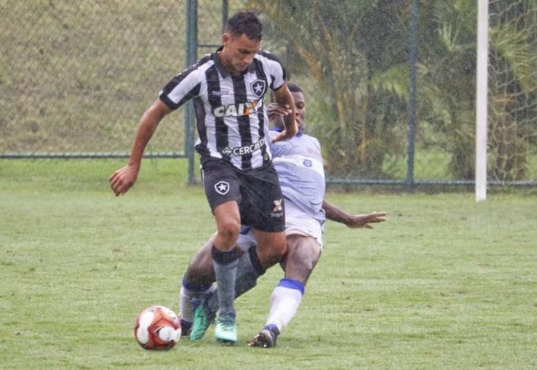 Renan Gorne saiu do banco para evitar a derrota do Botafogo no Torneio OPG (Foto: Thaly Karasek)
