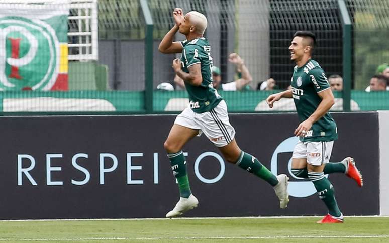 Deyverson comemorou dois gols no Pacaembu e fez bonita homenagem (Foto: Rodrigo Gazzanel/RM Sports)