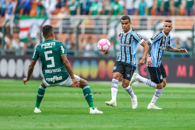 Thiago Santos estava pendurado e desfalca o Palmeiras contra o Ceará (Foto: LUCAS UEBEL/GREMIO FBPA)